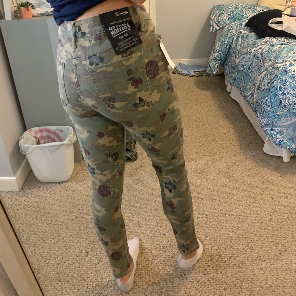 Camo jeans with flower details